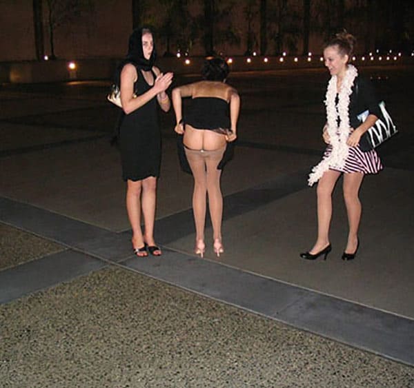 Красивые голые девушки на улице 5 фото