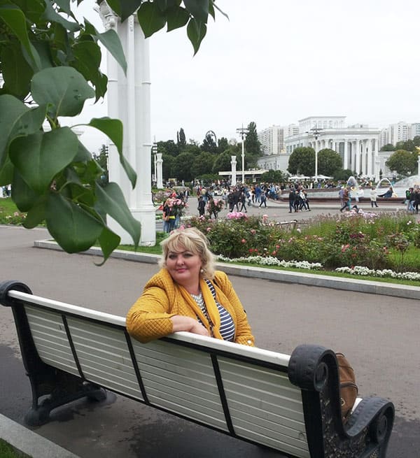 Русская зрелка светит толстым телом в общественных местах 1 фото