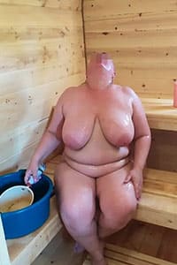 Толстая голая женщина потеет в бане