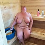 Толстая голая женщина потеет в бане