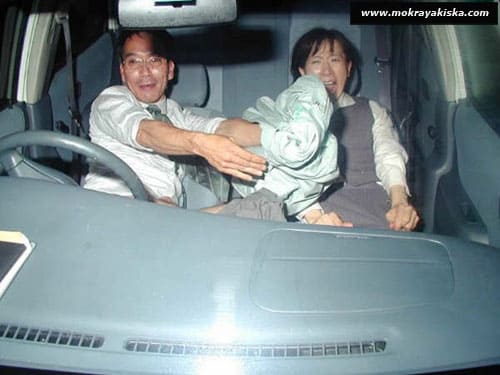 Подловили японцев трахающихся в авто 13 фото