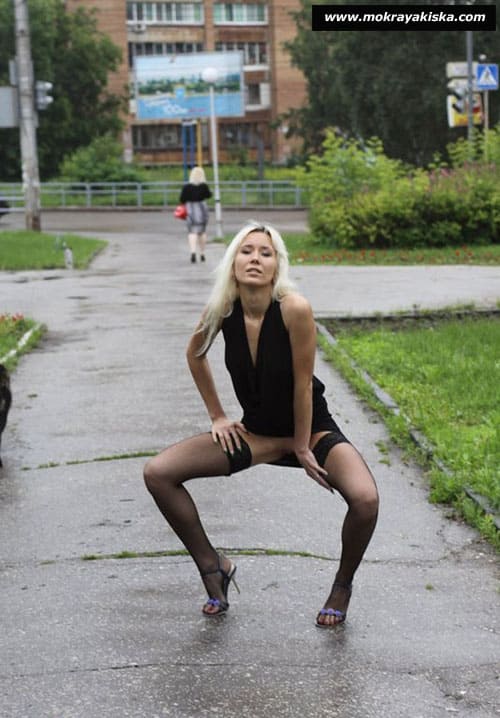 Веселая блондинка на улице показывает пизду и сиськи 7 фото