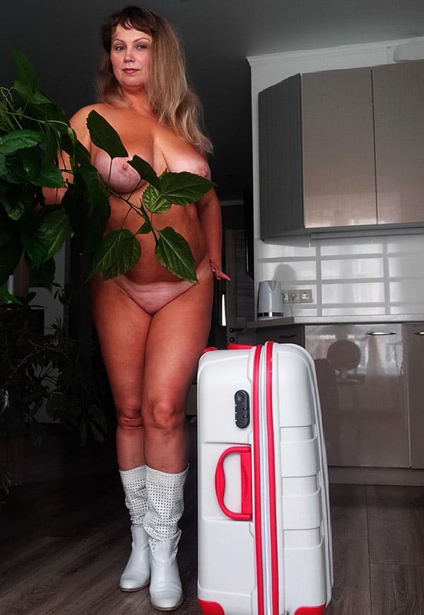 Пышная милфа едет в отпуск голая 5 фото