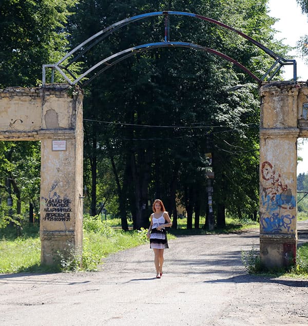 Рыжая показала на остановке губастую мохнатку 1 фото