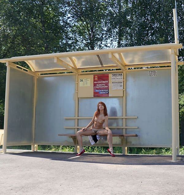 Рыжая показала на остановке губастую мохнатку 19 фото