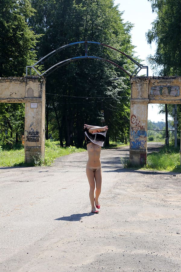 Рыжая показала на остановке губастую мохнатку 3 фото