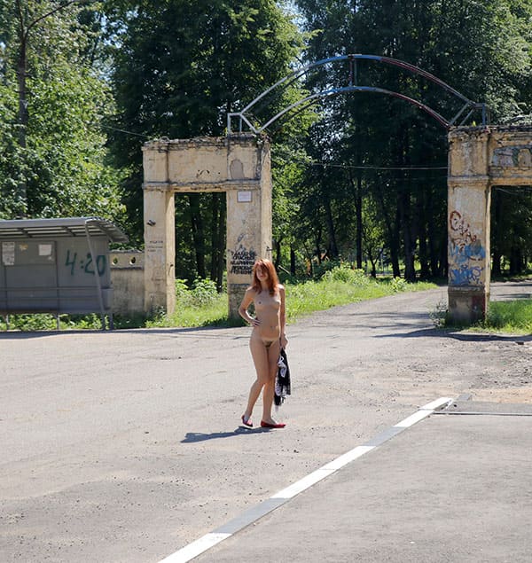 Рыжая показала на остановке губастую мохнатку 36 фото
