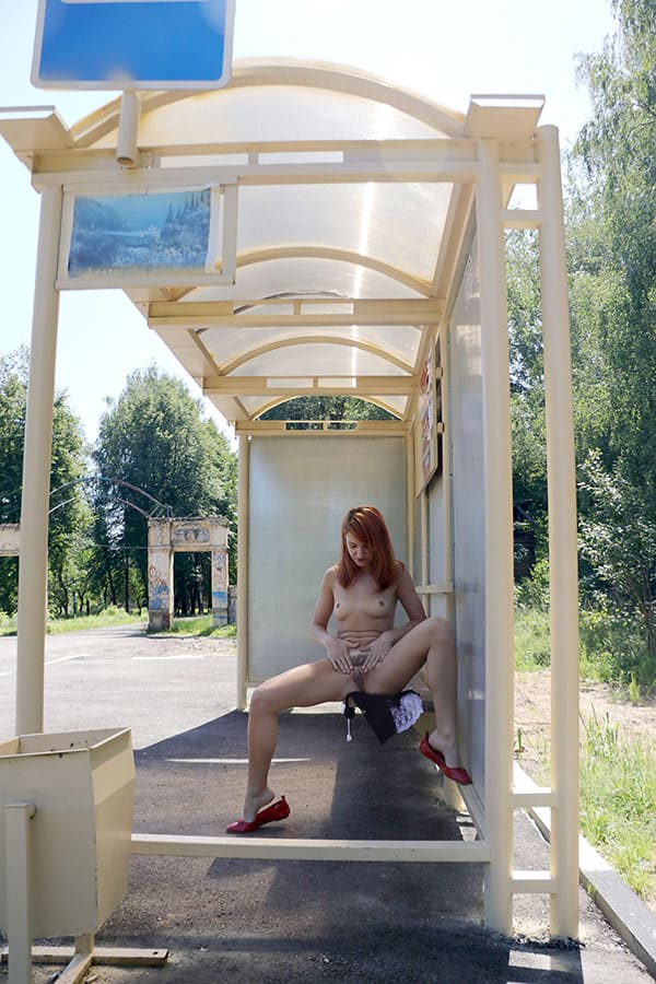 Рыжая показала на остановке губастую мохнатку 53 фото