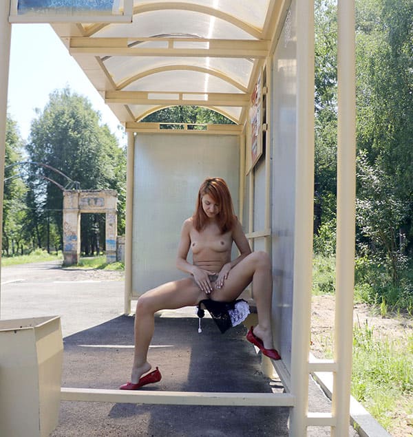 Рыжая показала на остановке губастую мохнатку 54 фото