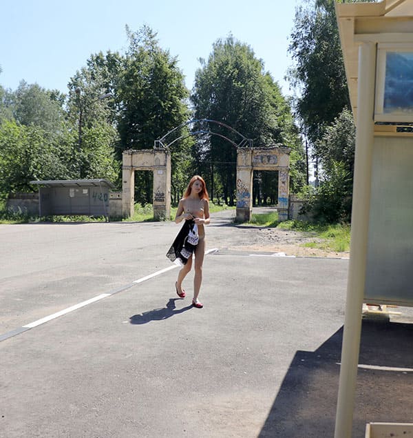 Рыжая показала на остановке губастую мохнатку 8 фото
