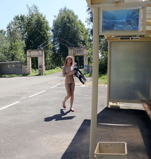 Рыжая показала на остановке губастую мохнатку 9 фото