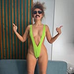 Косплей голой девушки на Бората