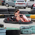 Голая девушка на картинге