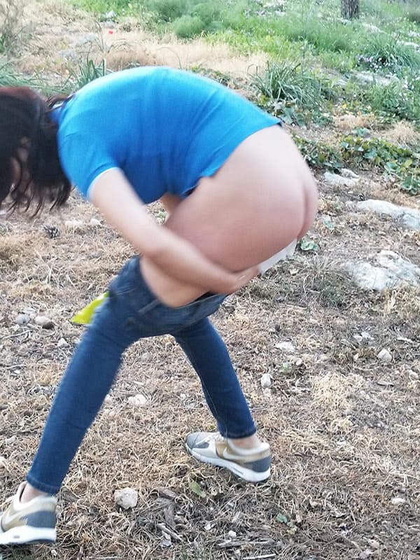 Супруга писает на природе 5 фото