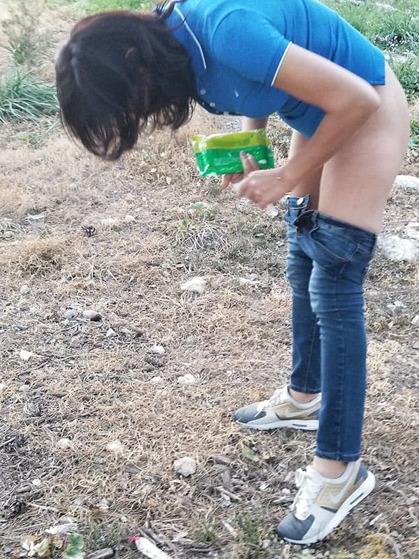 Супруга писает на природе 6 фото