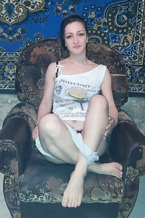 Домашний стриптиз молодой цыганки на фоне ковра 15 фото