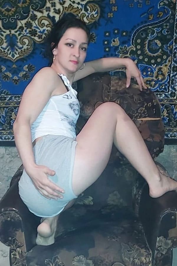 Домашний стриптиз молодой цыганки на фоне ковра 6 фото