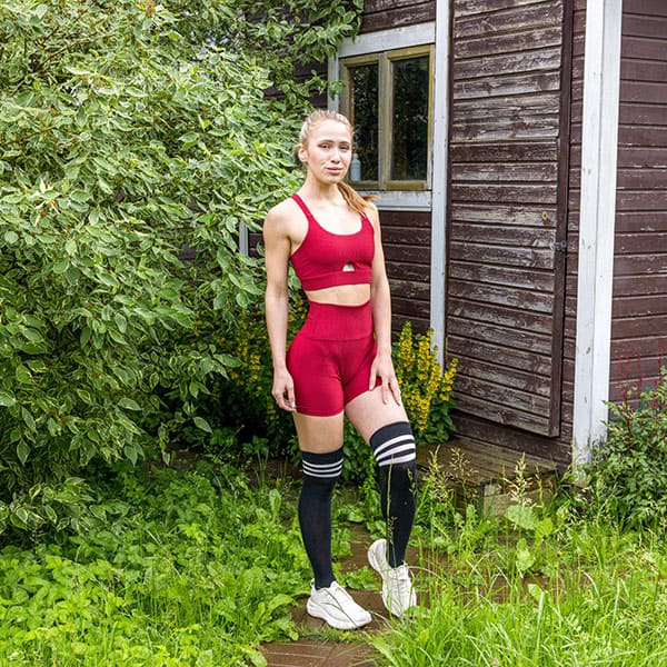 Голая спортивная девушка на даче 1 фото