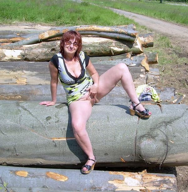 Русская матюрка гуляет на природе с голой пиздой 6 фото