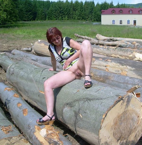 Русская матюрка гуляет на природе с голой пиздой 7 фото