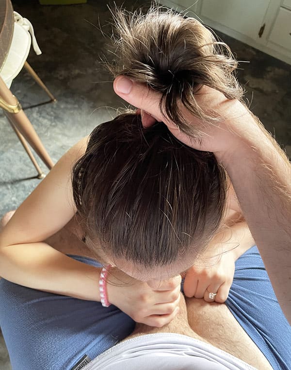 Парень держит во время минета за волосы