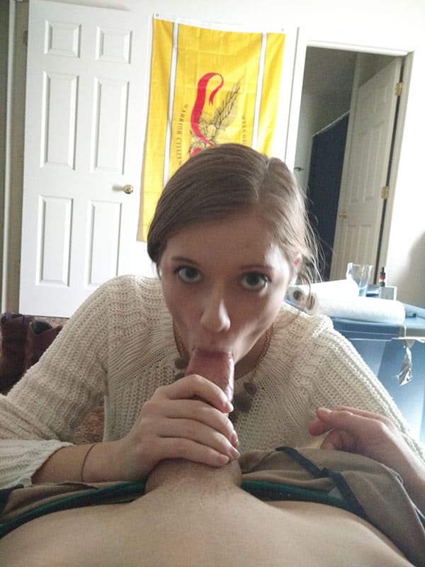 Молодая девушка старательно сосет с рукой