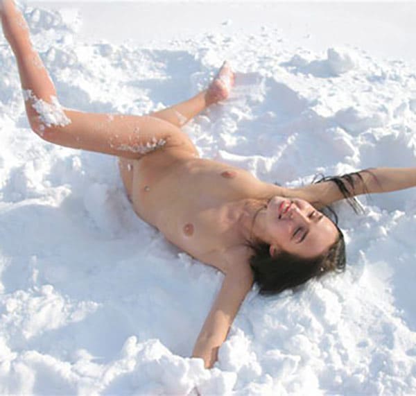 Ню фото голых девушек на снегу 15 фото