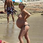 Беременная на пляже с голыми сиськами