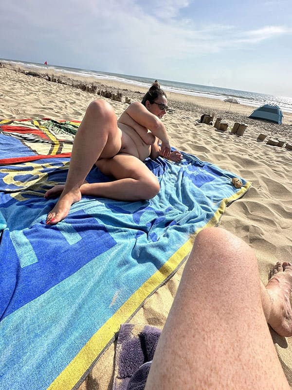 Пышка на нудистском пляже присланное 4 фото