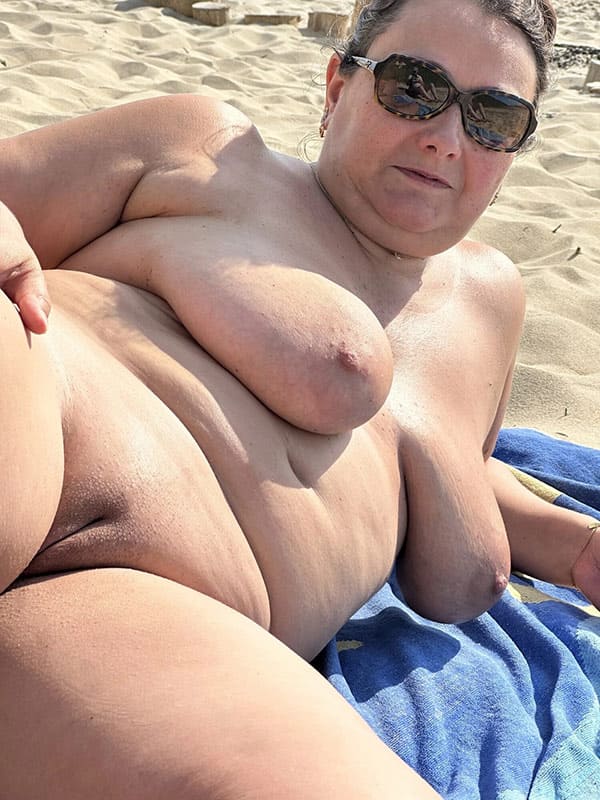 Пышка на нудистском пляже присланное 8 фото