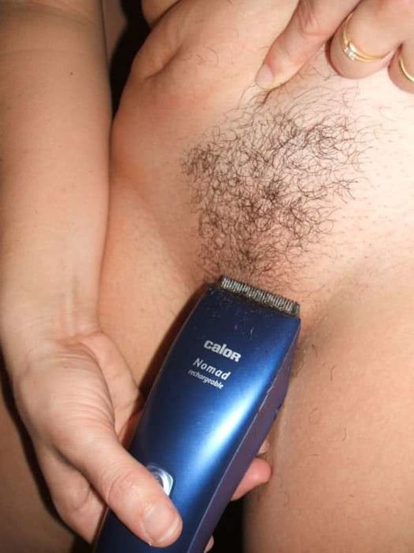 Жена стрижет пизду машинкой для волос 8 фото