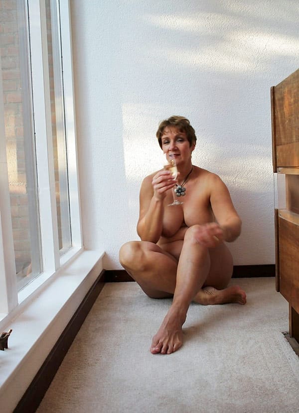 Голая теща после бокала шампанского 16 фото