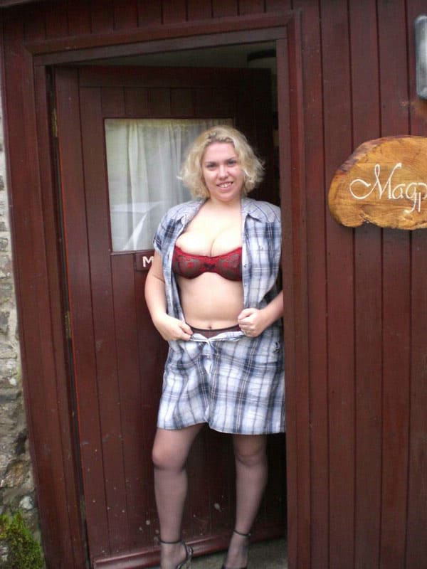 Деревенская толстушка разделась на улице 1 фото