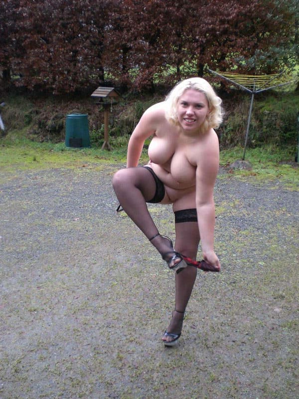 Деревенская толстушка разделась на улице 7 фото