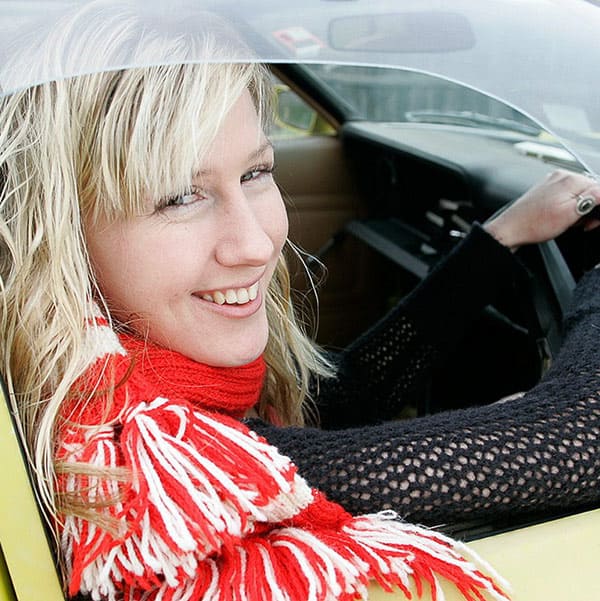 Блондинка дрочит в машине небритую пизду 1 фото