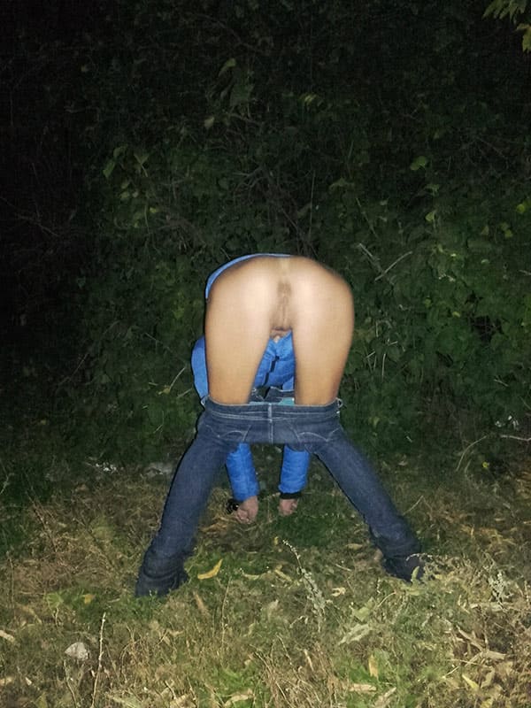 Шаловливая любовница в осеннем лесу 5 фото