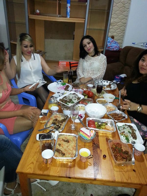 Пьяная баба показала на девичнике голую жопу 1 фото