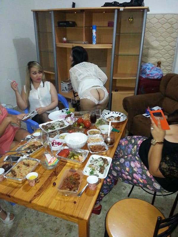 Пьяная баба показала на девичнике голую жопу 3 фото