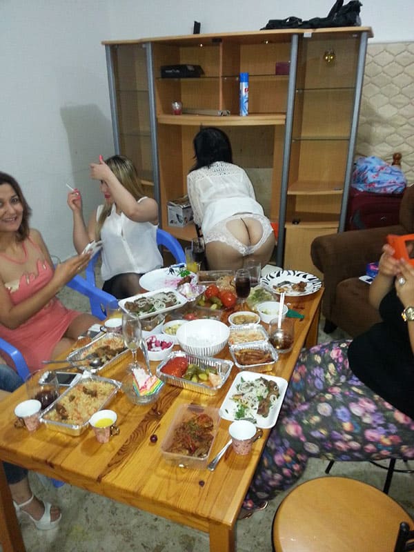 Пьяная баба показала на девичнике голую жопу 4 фото