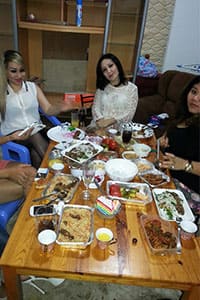 Пьяная баба показала на девичнике голую жопу