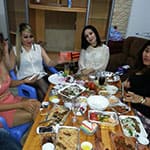 Пьяная баба показала на девичнике голую жопу