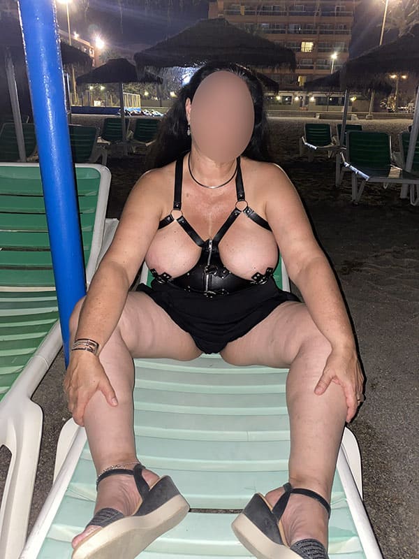 БДСМ толстушка на отельном пляже 10 фото