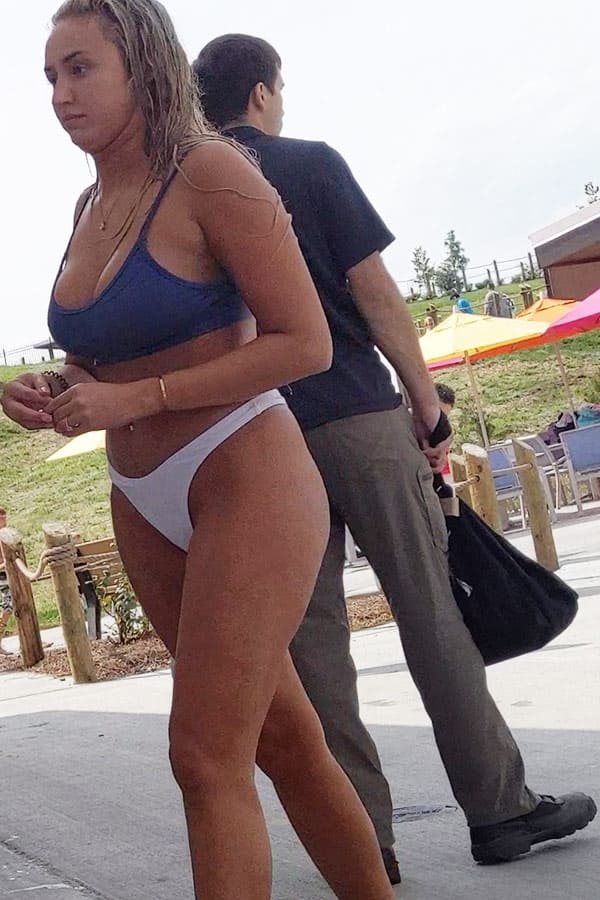 Подруги в аквапарке в стрингах подсмотренное 1 фото