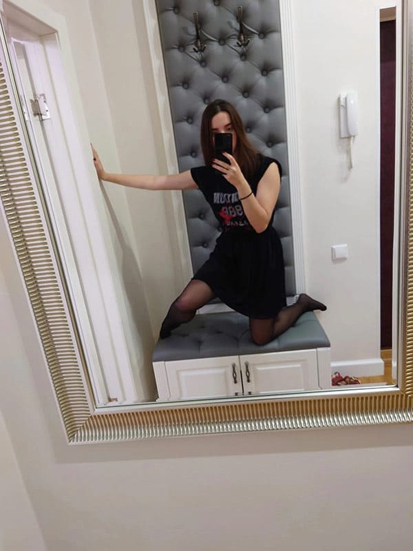 Красный лифчик и черные трусики 1 фото