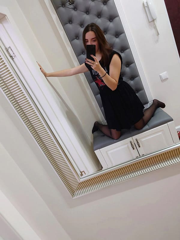 Красный лифчик и черные трусики 2 фото