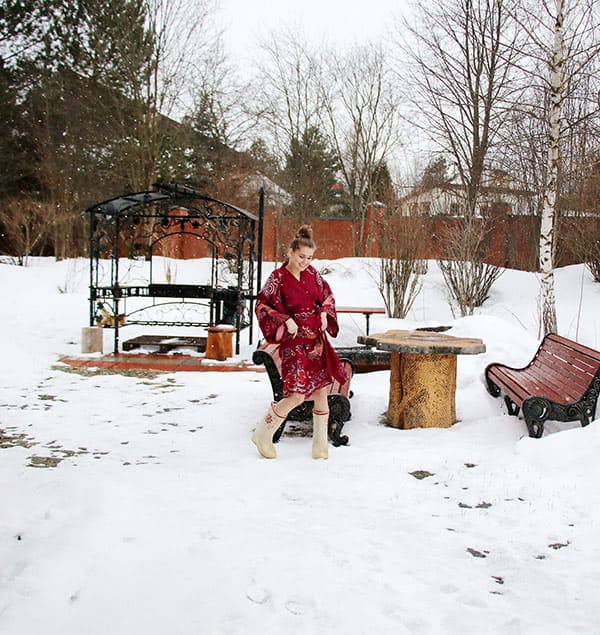 Молодая голожопка радуется первому снегу 1 фото