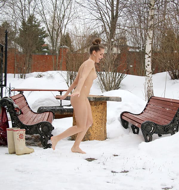 Молодая голожопка радуется первому снегу 10 фото