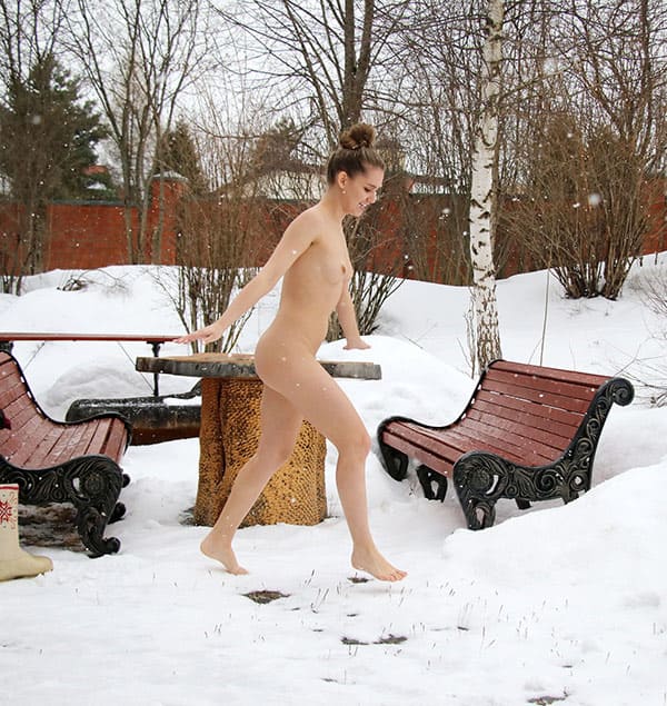 Молодая голожопка радуется первому снегу 11 фото
