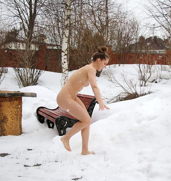 Молодая голожопка радуется первому снегу 14 фото