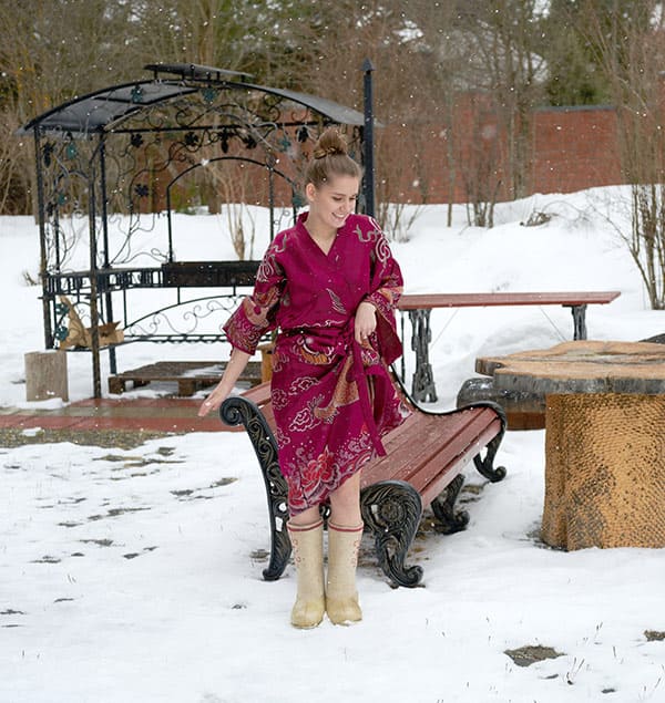 Молодая голожопка радуется первому снегу 2 фото